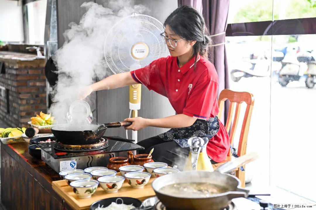 全网追的“扁担女孩”，找了一份暑假工，时薪12元 - 汉中生活资讯 - 汉中28生活网 hanzhong.28life.com